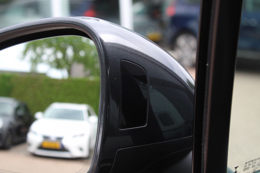 Porsche Macan 2.0 / Panoramadak / Camera / Luxe Leder / 21'' / Sportchrono / Bose / Apple CarPlay / Dodehoek / DAB / Stoelverwarming / Cruise Control