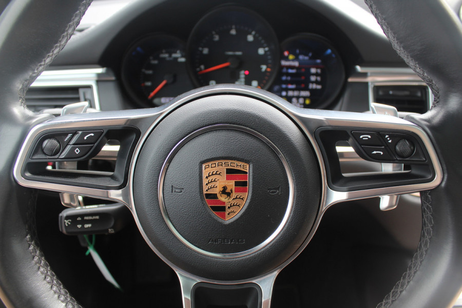 Porsche Macan 2.0 / Panoramadak / Camera / Luxe Leder / 21'' / Sportchrono / Bose / Apple CarPlay / Dodehoek / DAB / Stoelverwarming / Cruise Control