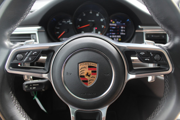 Porsche Macan 2.0 / Panoramadak / Camera / Luxe Leder / 21'' / Sportchrono / Bose / Apple CarPlay / Dodehoek / DAB / Stoelverwarming / Cruise Control