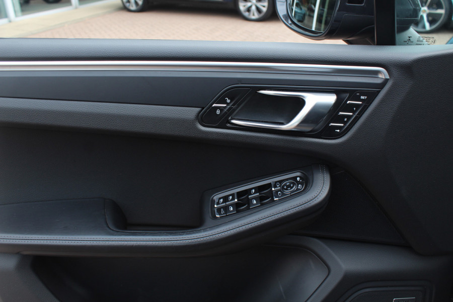 Porsche Macan 2.0 / Panoramadak / Camera / Luxe Leder / 21'' / Sportchrono / Bose / Apple CarPlay / Dodehoek / DAB / Stoelverwarming / Cruise Control