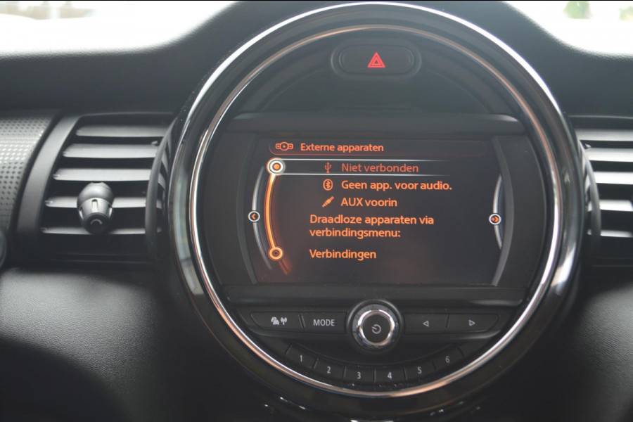 MINI Mini 1.5 Cooper Business Automaat | Navigatie | Parkeersensoren achter | Airco