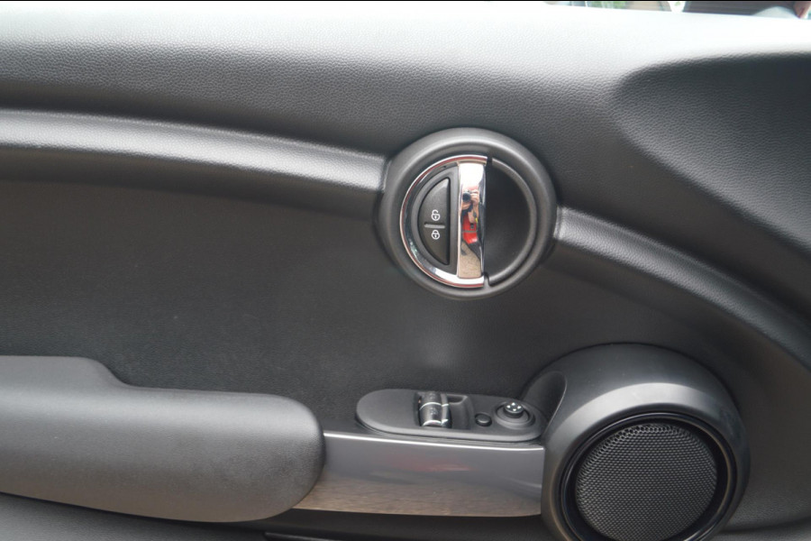 MINI Mini 1.5 Cooper Business Automaat | Navigatie | Parkeersensoren achter | Airco
