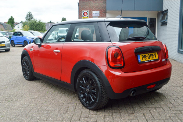 MINI Mini 1.5 Cooper Business Automaat | Navigatie | Parkeersensoren achter | Airco