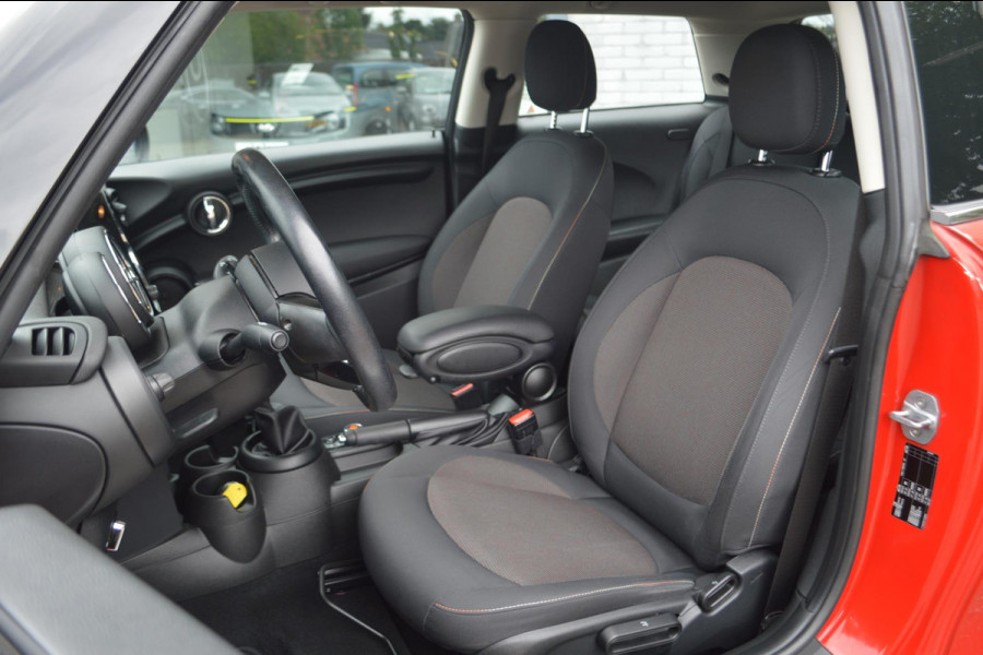 MINI Mini 1.5 Cooper Business Automaat | Navigatie | Parkeersensoren achter | Airco