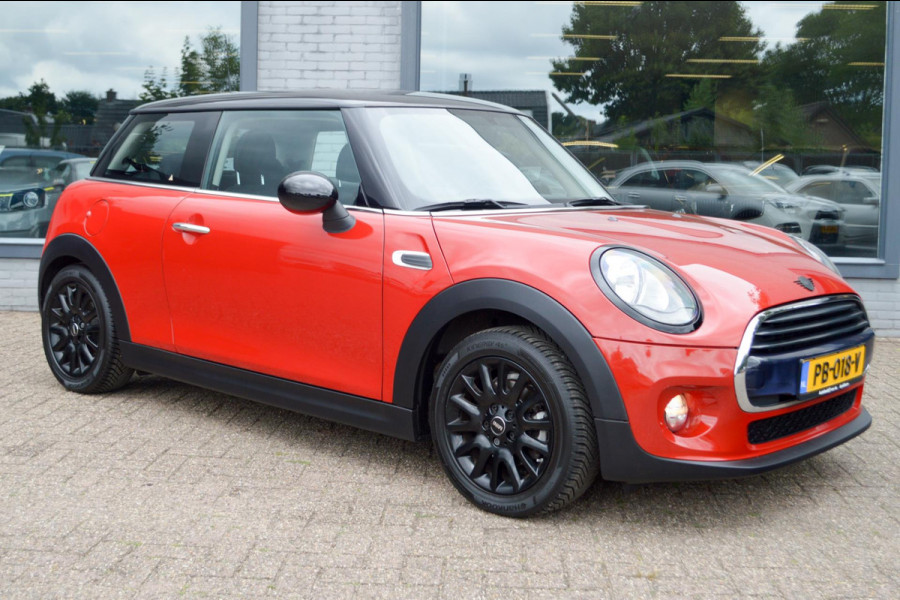 MINI Mini 1.5 Cooper Business Automaat | Navigatie | Parkeersensoren achter | Airco