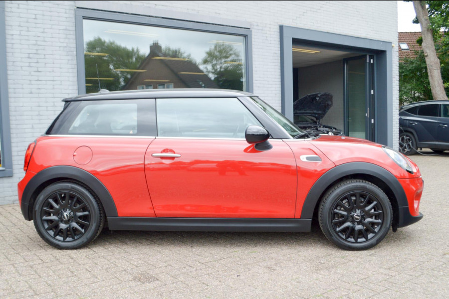 MINI Mini 1.5 Cooper Business Automaat | Navigatie | Parkeersensoren achter | Airco