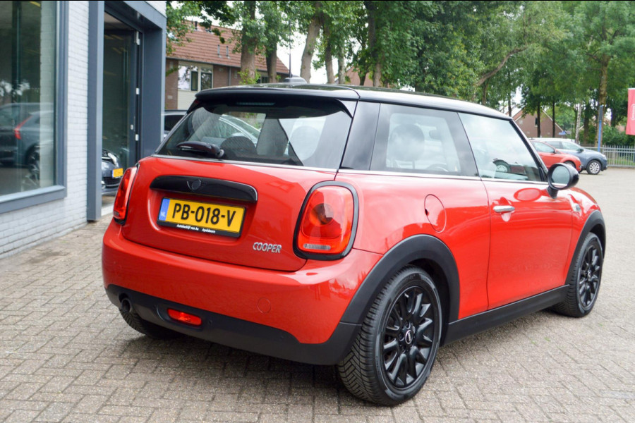 MINI Mini 1.5 Cooper Business Automaat | Navigatie | Parkeersensoren achter | Airco