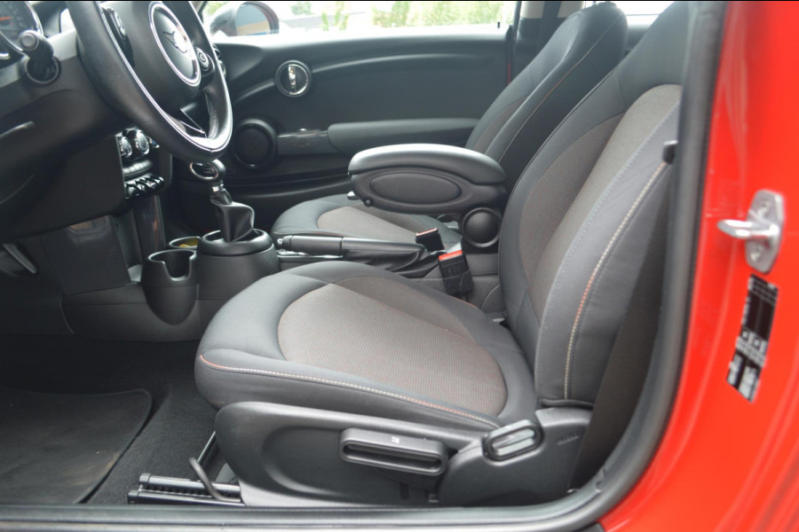 MINI Mini 1.5 Cooper Business Automaat | Navigatie | Parkeersensoren achter | Airco