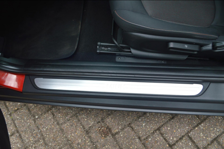 MINI Mini 1.5 Cooper Business Automaat | Navigatie | Parkeersensoren achter | Airco