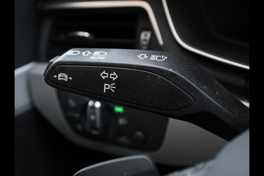 Audi A4 Avant 40 TFSI S-Tronic Climate control Adaptive cruise control Navigatie Parkeersensoren Stoelverwarming Elektrische achterklep Apple Carplay/ Android Auto