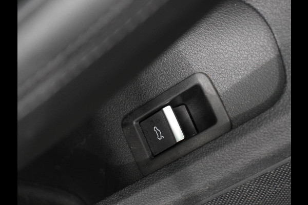 Audi A4 Avant 40 TFSI S-Tronic Climate control Adaptive cruise control Navigatie Parkeersensoren Stoelverwarming Elektrische achterklep Apple Carplay/ Android Auto