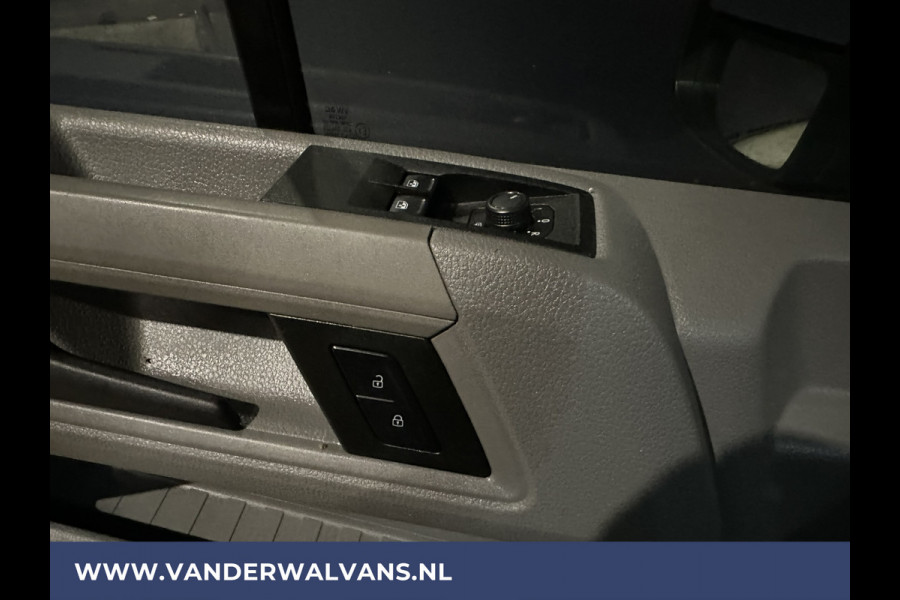 Volkswagen Crafter 2.0 TDI 141pk L3H3 L2H2 Euro6 Airco | Massagestoel | Camera | Apple Carplay | Android Auto Chauffeursstoel, Cruisecontrol, 2800kg trekvermogen