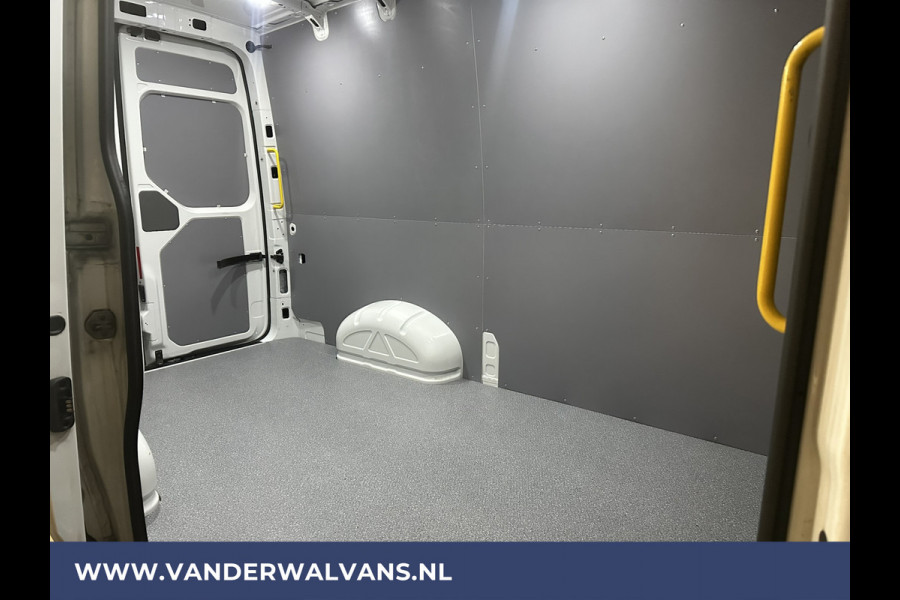 Volkswagen Crafter 2.0 TDI 141pk L3H3 L2H2 Euro6 Airco | Massagestoel | Camera | Apple Carplay | Android Auto Chauffeursstoel, Cruisecontrol, 2800kg trekvermogen
