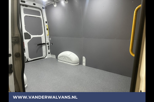 Volkswagen Crafter 2.0 TDI 141pk L3H3 L2H2 Euro6 Airco | Massagestoel | Camera | Apple Carplay | Android Auto Chauffeursstoel, Cruisecontrol, 2800kg trekvermogen
