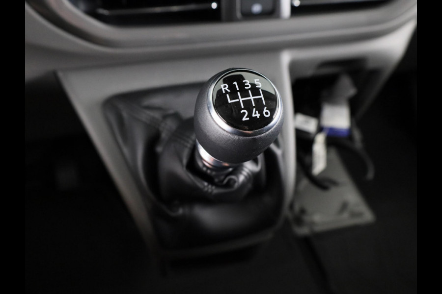 Volkswagen Transporter 2.0 TDI L2H1 30 Life 150 PK 6-BAK CRUISE CONTROL | MULTIFUNCTIONEEL STUUR | TREKHAAKVOORBEREIDING