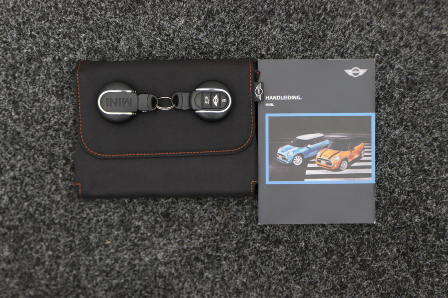 MINI Mini 1.5 Cooper Chili Business Two-Tone, LED, Navigatie, Climate, Cruise, PDC, 17"