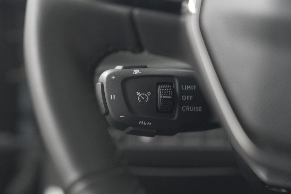 Peugeot 2008 Hybrid 136 e-DCS6 Allure | 360 Camera | Adaptieve Cruise Control | Dodehoekdetectie | Navigatie