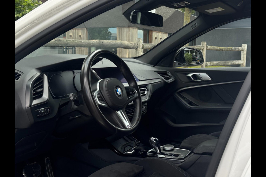 BMW 1-serie M135i xDrive High Executive 306 PK | Alcantara, 18'' M-Velgen, Navi, PDC, Cruise, M-Sport |