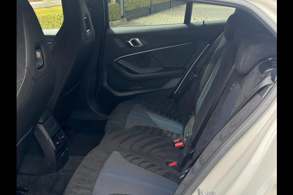 BMW 1-serie M135i xDrive High Executive 306 PK | Alcantara, 18'' M-Velgen, Navi, PDC, Cruise, M-Sport |