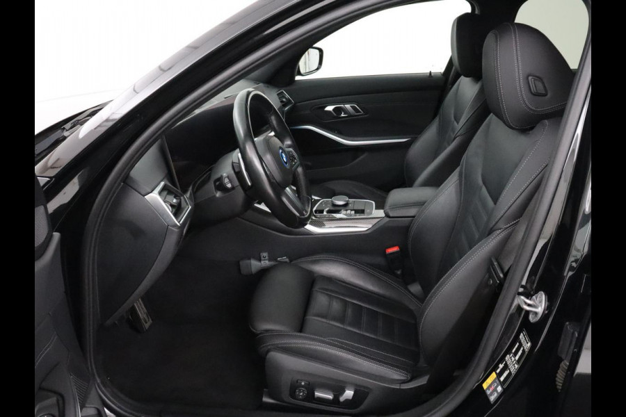 BMW 3-serie 320e M Sport | Head-Up | Adaptive cruise | Trekhaak | Leder | Stoelverwarming | Camera | Keyless | Adaptief LED | Carplay | Sfeerverlichting | Navigatie