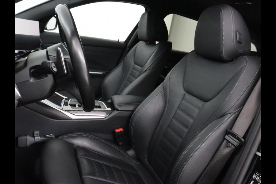 BMW 3-serie 320e M Sport | Head-Up | Adaptive cruise | Trekhaak | Leder | Stoelverwarming | Camera | Keyless | Adaptief LED | Carplay | Sfeerverlichting | Navigatie