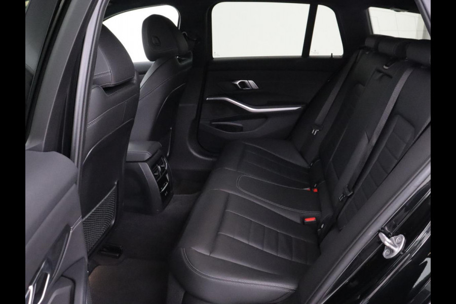 BMW 3-serie 320e M Sport | Head-Up | Adaptive cruise | Trekhaak | Leder | Stoelverwarming | Camera | Keyless | Adaptief LED | Carplay | Sfeerverlichting | Navigatie