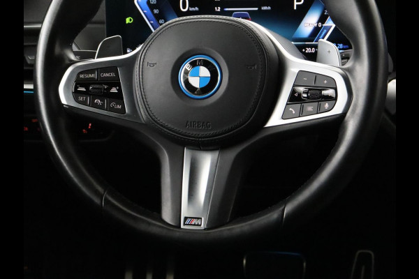 BMW 3-serie 320e M Sport | Head-Up | Adaptive cruise | Trekhaak | Leder | Stoelverwarming | Camera | Keyless | Adaptief LED | Carplay | Sfeerverlichting | Navigatie