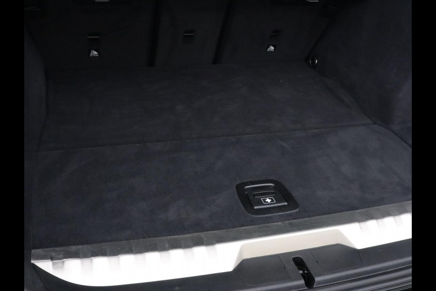 BMW 3-serie 320e M Sport | Head-Up | Adaptive cruise | Trekhaak | Leder | Stoelverwarming | Camera | Keyless | Adaptief LED | Carplay | Sfeerverlichting | Navigatie