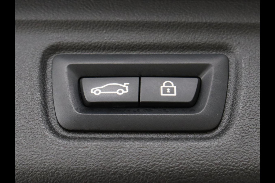 BMW 3-serie 320e M Sport | Head-Up | Adaptive cruise | Trekhaak | Leder | Stoelverwarming | Camera | Keyless | Adaptief LED | Carplay | Sfeerverlichting | Navigatie