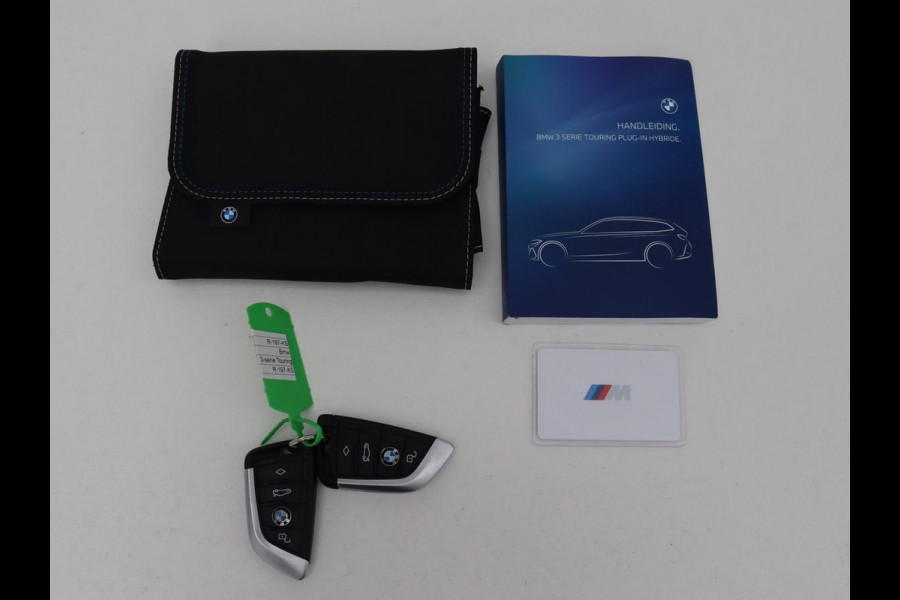 BMW 3-serie 320e M Sport | Head-Up | Adaptive cruise | Trekhaak | Leder | Stoelverwarming | Camera | Keyless | Adaptief LED | Carplay | Sfeerverlichting | Navigatie