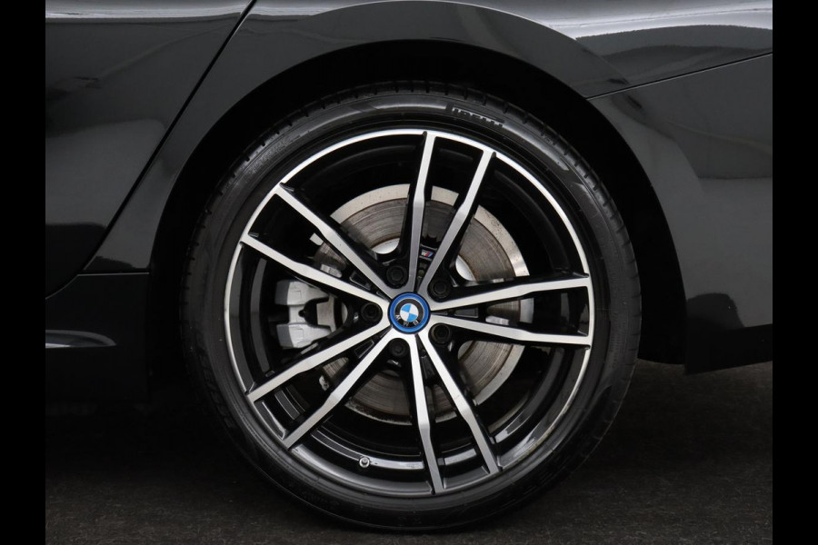 BMW 3-serie 320e M Sport | Head-Up | Adaptive cruise | Trekhaak | Leder | Stoelverwarming | Camera | Keyless | Adaptief LED | Carplay | Sfeerverlichting | Navigatie