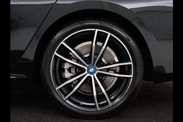 BMW 3-serie 320e M Sport | Head-Up | Adaptive cruise | Trekhaak | Leder | Stoelverwarming | Camera | Keyless | Adaptief LED | Carplay | Sfeerverlichting | Navigatie