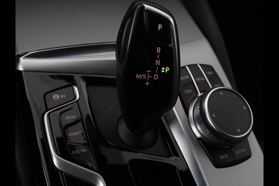 BMW 5 Serie 530e High Executive | Panoramadak | Head-Up | Adaptive cruise | Trekhaak | Bowers & Wilkins | Leder | Stoelverwarming | 360 Camera | Carplay | Keyless | Navigatie