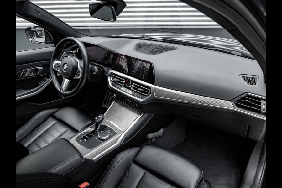 BMW 3-serie 320i M-Sport - Stoelverwarming - LED - 19 inch