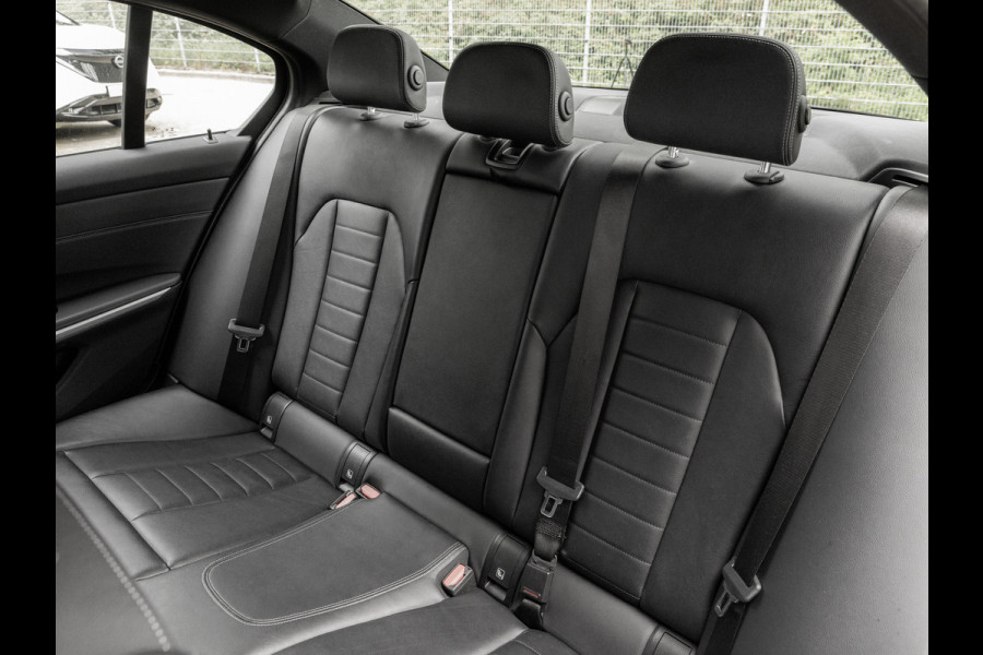 BMW 3-serie 320i M-Sport - Stoelverwarming - LED - 19 inch
