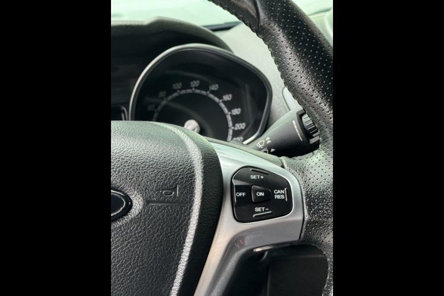 Ford Fiesta 1.0 EcoBoost ST Line - Navigatie I Airco I Sport pakket I LED I PDC I Dealer onderhouden