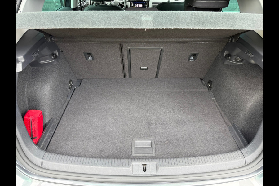 Volkswagen Golf 1.5 TSI Highline Business R - Navi - Camera - LED - Winterpakket