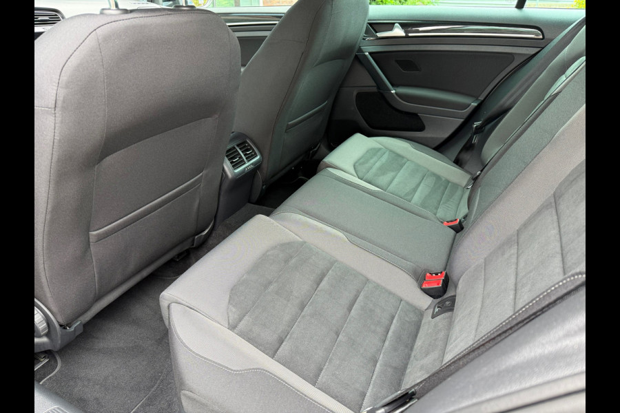 Volkswagen Golf 1.5 TSI Highline Business R - Navi - Camera - LED - Winterpakket