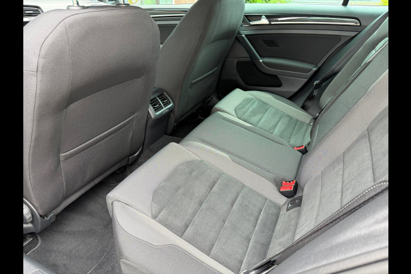 Volkswagen Golf 1.5 TSI Highline Business R - Navi - Camera - LED - Winterpakket