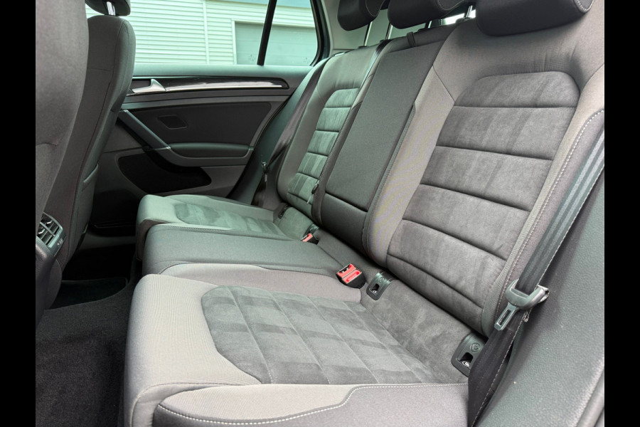 Volkswagen Golf 1.5 TSI Highline Business R - Navi - Camera - LED - Winterpakket