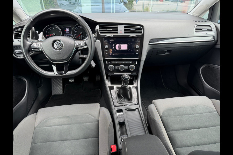 Volkswagen Golf 1.5 TSI Highline Business R - Navi - Camera - LED - Winterpakket