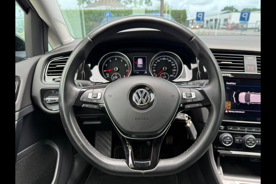 Volkswagen Golf 1.5 TSI Highline Business R - Navi - Camera - LED - Winterpakket