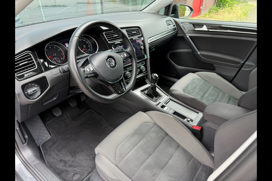 Volkswagen Golf 1.5 TSI Highline Business R - Navi - Camera - LED - Winterpakket