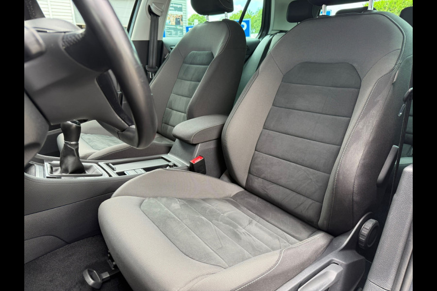 Volkswagen Golf 1.5 TSI Highline Business R - Navi - Camera - LED - Winterpakket