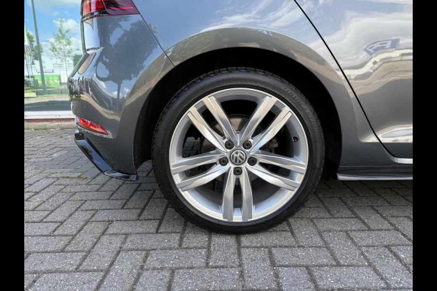 Volkswagen Golf 1.5 TSI Highline Business R - Navi - Camera - LED - Winterpakket