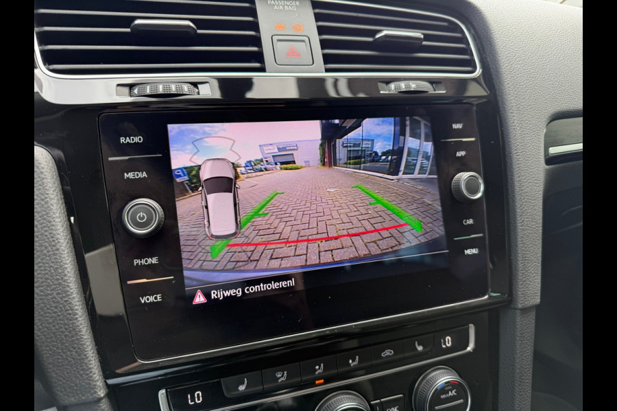 Volkswagen Golf 1.5 TSI Highline Business R - Navi - Camera - LED - Winterpakket