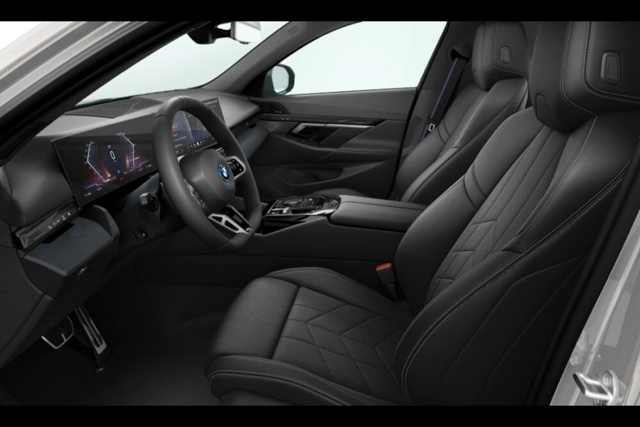 BMW i5 xDrive40 - M-Sport Pro - Pano - Trekhaak - ACC - Stoelventilatie