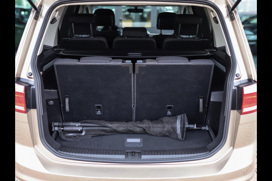 Volkswagen Touran 1.5 TSI Highline Business R 7p | Stoelverw. | Camera | ACC | Carplay