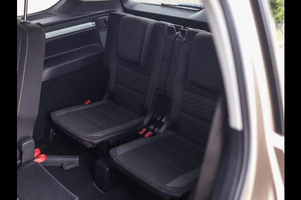 Volkswagen Touran 1.5 TSI Highline Business R 7p | Stoelverw. | Camera | ACC | Carplay
