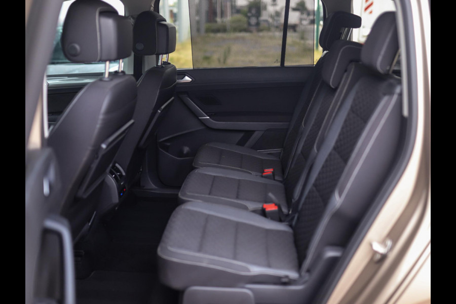 Volkswagen Touran 1.5 TSI Highline Business R 7p | Stoelverw. | Camera | ACC | Carplay